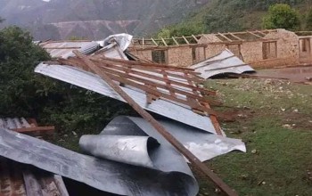 बैतडीका विद्यालयमा हावाहुरीले छाना उडाएपछि पठनपाठनमा समस्या 